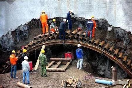 浦东隧道钢花管支护案例